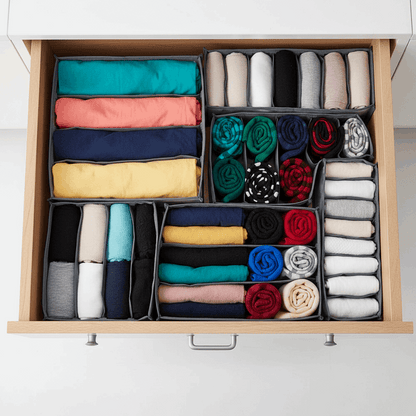 Vista de cima gaveta completa com roupas coloridas dobradas